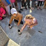 Dzieci pod pomnikiem składają znicz, poznajemy lokalną historię (4)