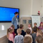 Dzieci rozmawiają z nauczycielką