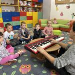 Dzieci śpiewają piosenkę przy akompaniamencie keyboardu