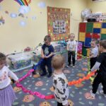 Dzieci tańczą z gumą sensoryczną