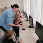 Dzieci uczą się zasad korzystania z komputera
