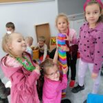Dzieci układają budowlę z klocków