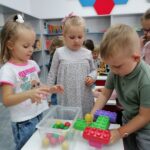 Dzieci układają budowlę z klocków (2)