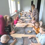 Dzieci z oddziału Biedronek wykonują domki z gliny podczas warsztatów ceramicznych (8)