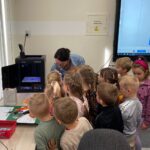 Nauczycielka prezentuje działanie drukarki 3D