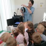 Nauczycielka prezentuje działanie drukarki 3D