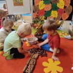 dzieci układają dary jesieni (Copy)