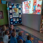 1. Dzieci z oddziału Krzydłowice oglądają bajkę edukacyjną Prawa Dziecka