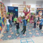 4. Dzieci tańczą z liśćmi