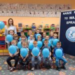 Dzieci z oddziału Biedronek z niebieskimi balonikami