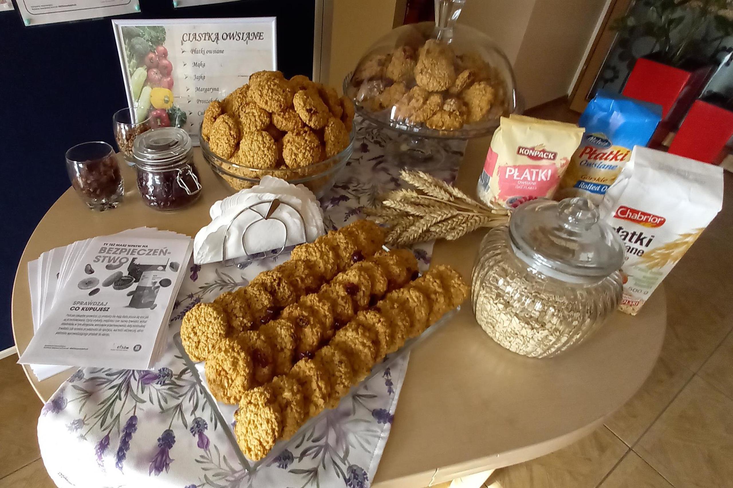 stół z ciasteczkami owsianymi do degustacji