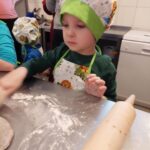 8. Chłopiec bawi się mąką