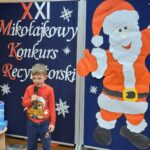 Dziecko recytuje wiersz o Mikołaju