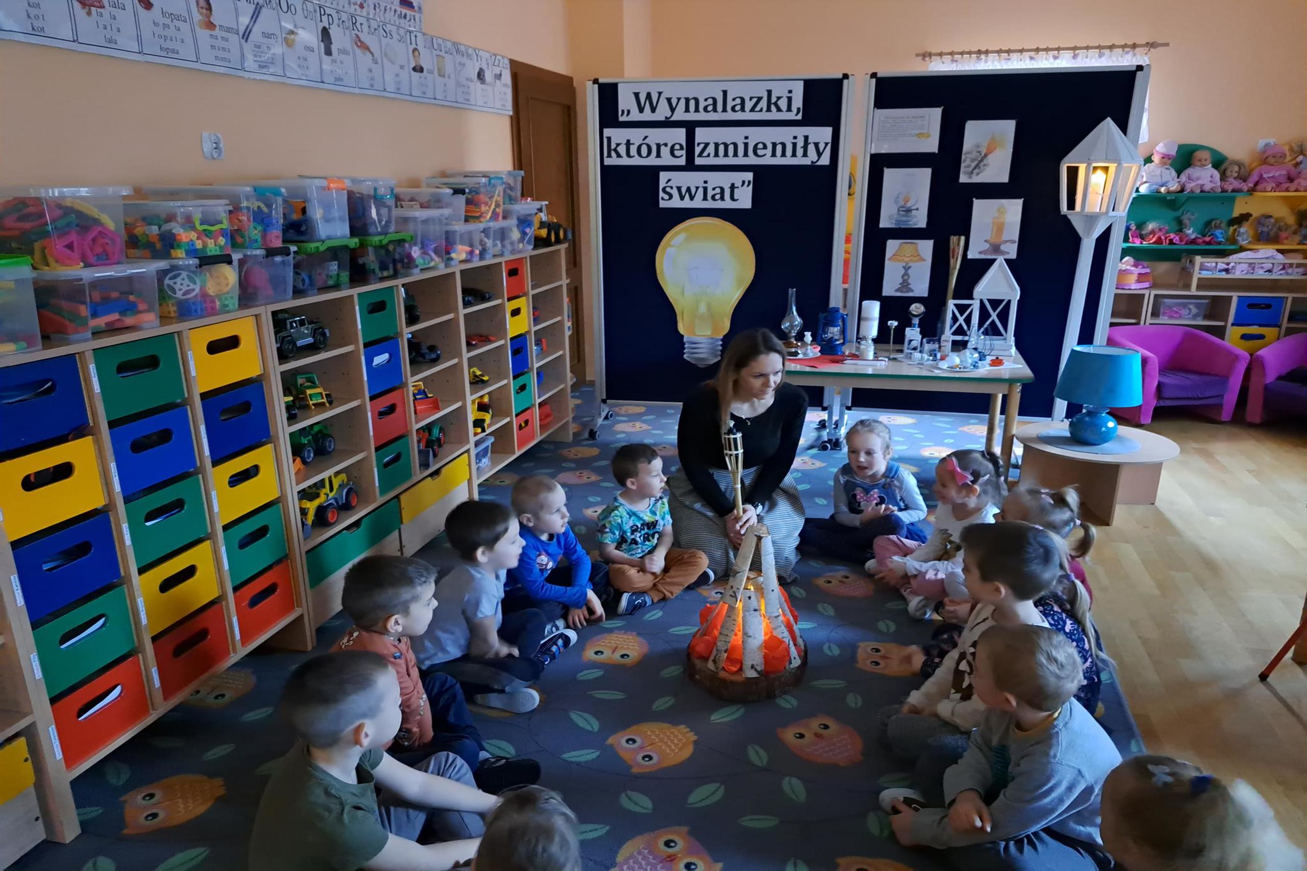 Dzieci w czasie zajęć- Od łuczywa do żarówki