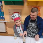 Kulinarne eksperymenty przedszkolaków z rodzicami w oddziale Biedronek