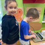 Dzieci poznają kalkulator elektroniczny