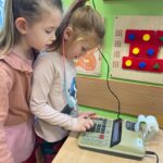 Dzieci poznają kalkulator elektroniczny (2)