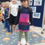 Dzieci przenoszą balony jak pingwiny jajka