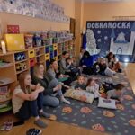 Dzieci słuchają baśni czytanej przez nauczycielkę