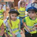 Dzieci w czapce policyjnej
