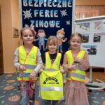 Dzieci z oddziału Biedronek w czasie zajęć dydaktycznych nt. Bezpiecznych ferii zimowych