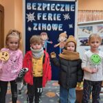 Dzieci z oddziału Biedronek w czasie zajęć dydaktycznych nt. Bezpiecznych ferii zimowych