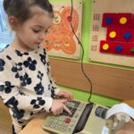Dziewczynka liczy na kalkulatorze elektronicznym