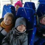 Dzieci jadą autobusem 1