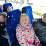 Dzieci jadą autobusem 2
