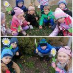 Dzieci szukają wiosennych kwiatów