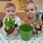 Dzieci z oddziału Biedronek sadzą wiosenne kwiaty oraz cebulę