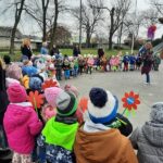 Przedszkolaki z Grębocic przeganiają Zimową Pannę i witają Panią Wiosnę