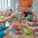 24. Dzieci stukają się szklankami na zdrówko