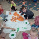 8. Dzieci tworzą mega marchewkę