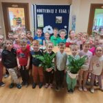 Dzieci z oddziału Biedronek sadzą skrzydłokwiaty (1)