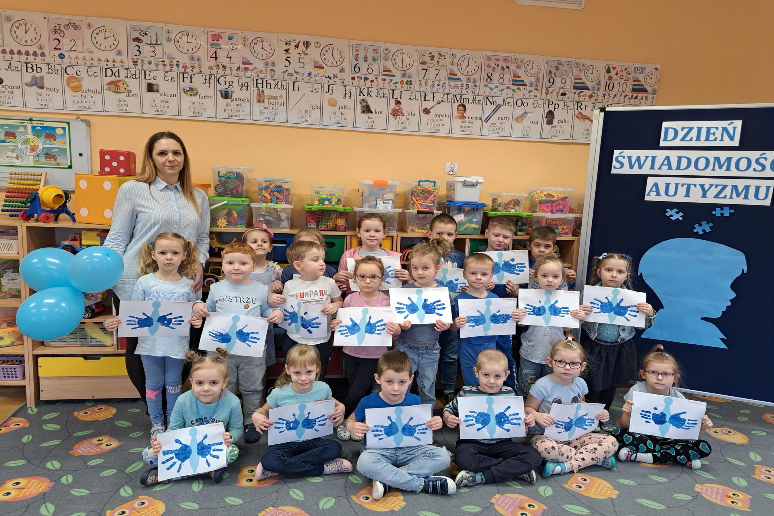 Dzieci z pracami plastycznymi