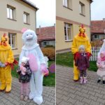 Zajaczek i kogut witają dzieci w przedszkolu