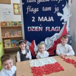 2 Dzieci ukladją flagę z nakrętek