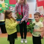 Dzieci dziękują kwiatkami