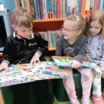 Dzieci oglądają książeczki (2)