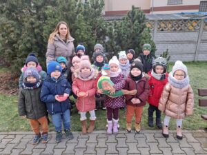 Dzieci przy karmniku