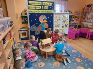 Dzieci przygotowują karmnik dla ptaków