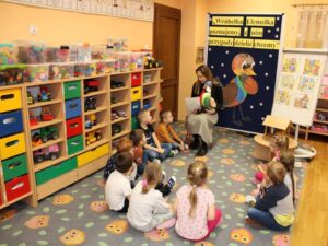 Dzieci słuchają opowiadania