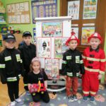 Dzieci w strojach strażaków