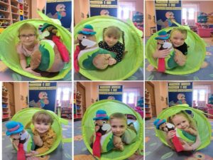 Dzieci w tunelu z maskotką wróbelka