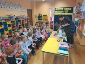 Dzieci z oddziału Biedronek szyją kamizelkę dla wróbelka Elemelka