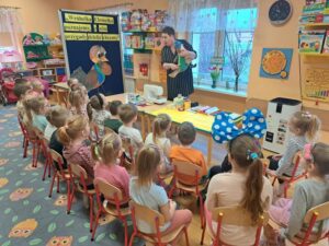 Dzieci z oddziału Biedronek szyją kamizelkę dla wróbelka Elemelka