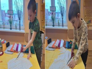 Dzieci z oddziału Biedronek szyją kamizelkę dla wróbelka Elemelka