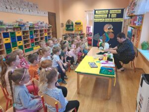 Dzieci z oddziału Biedronek szyją kamizelkę dla wróbelka Elemelka