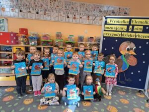 Dzieci z pracą plastyczną- Wróbelek Elemelek